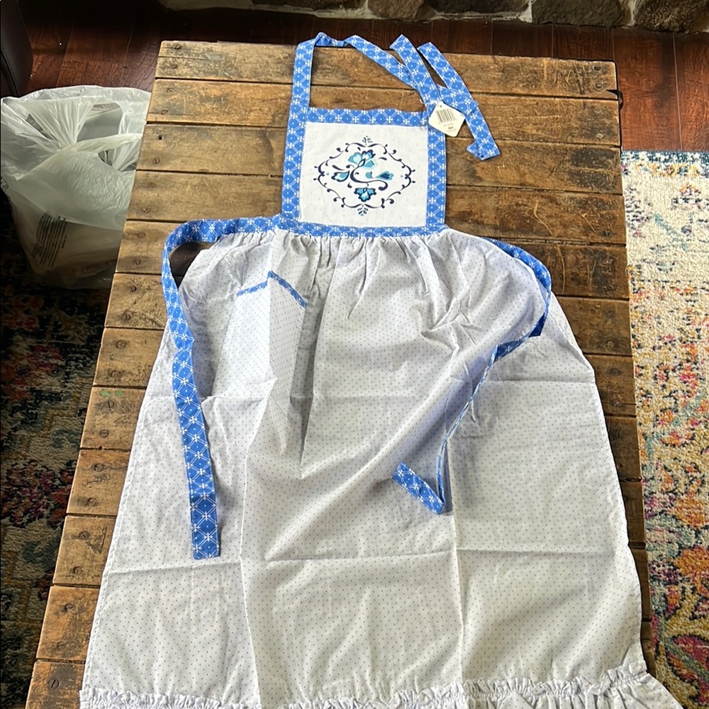Blue and White Apron with Embroidered Design- vintage nwt